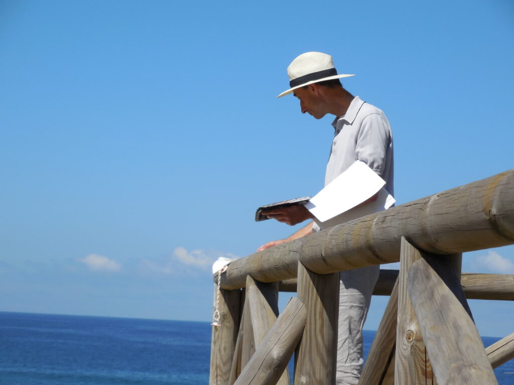 Domingo de la Lastra pintando en la playa